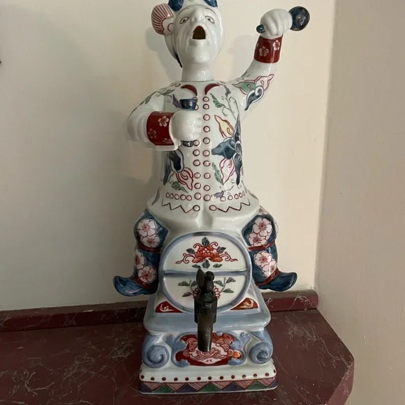 Imari ware Dutch man sitting on a barrel - Picture 2 of 7